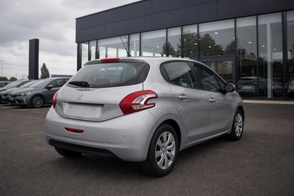 Moteur PureTech : pourquoi la Peugeot 208 essence est la voiture qui décote le plus en France en 2026